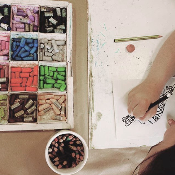 Vista superior de una niña dibujando una peonza.